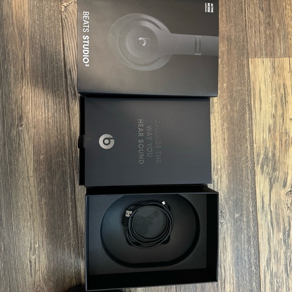 Beats Studio3 Wireless Noise Cancelling Headphones - Matte Black - Picture 8 of 9